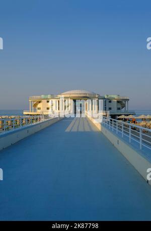 Rotonda al mare durante l'alba sul cielo e la spiaggia con ombrelloni, lunga strada a Senigallia Foto Stock