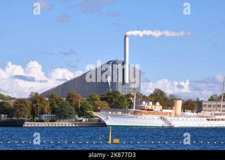 Copenaghen, Danimarca - Settembre 2022: Vista della centrale elettrica rifiuti-energia di Copenaghen, con la pista da sci sul tetto nel quartiere di Amager Foto Stock