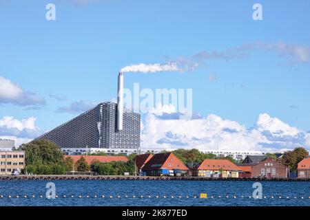 Copenaghen, Danimarca - Settembre 2022: Vista della centrale elettrica rifiuti-energia di Copenaghen, con la pista da sci sul tetto nel quartiere di Amager Foto Stock