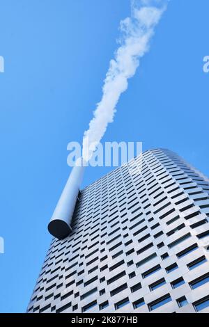 Copenaghen, Danimarca - Settembre 2022: Vista della centrale elettrica rifiuti-energia di Copenaghen, con la pista da sci sul tetto nel quartiere di Amager Foto Stock