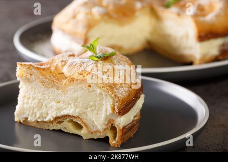 Torta di montagna polacca Carpazi che consiste di due strati di pasta choux e deliziosa crema pasticcera tra due primi piani sul piatto del ta Foto Stock