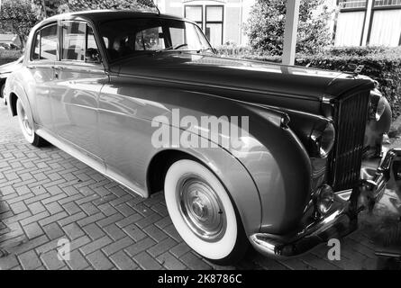 Den Ham, Paesi Bassi - Settembre 27 2022 È Stata parcheggiata Una Bentley S1 con pneumatici bianchi. Questa vettura viene prodotta dal 1955 al 1959. Il S1 è stato derivato da t Foto Stock