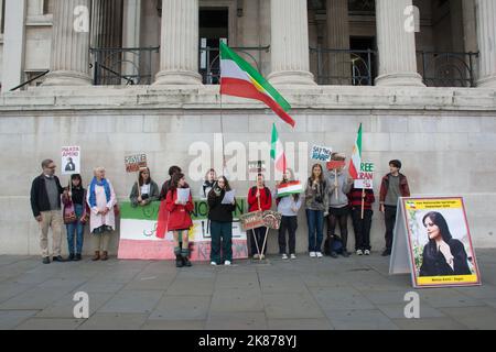 Londra, Regno Unito. 21st Ott 2022. Circa 20 studenti che hanno striscioni e rally in solidarietà per Mahsa Amini picchiato dalla polizia e morto in Iran, Trafalgar Square, il 21th ottobre 2022, Londra, Regno Unito. Credit: Vedi li/Picture Capital/Alamy Live News Foto Stock