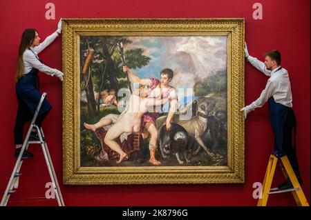 Londra, Regno Unito. 21st Ott 2022. Il velo di Sotheby Venere e Adonis (1555-7), est £8-12m, l'opera più importante di Tiziano, il Maestro del Rinascimento, che sarà offerto all'asta in tre decenni. E 'impostato per condurre Sotheby's promozione serale Old Masters di dicembre. Credit: Guy Bell/Alamy Live News Foto Stock