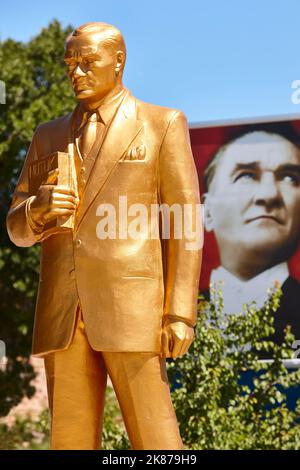 Ataturk statua d'oro e grande ritratto memoriale a Hacibektas. Turchia Foto Stock