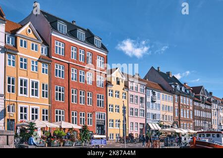 Copenaghen, Danimarca - Settembre 2022: Colorata architettura tradizionale casa e barche sul terrapieno del canale nel porto di Nyhavn Foto Stock