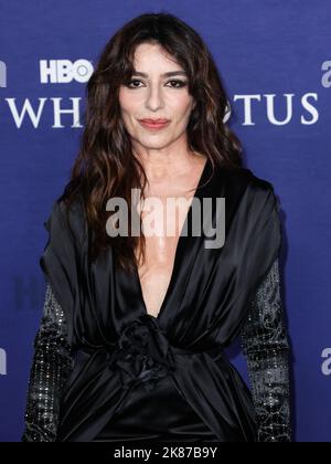 Hollywood, Stati Uniti. 20th Ott 2022. HOLLYWOOD, LOS ANGELES, CALIFORNIA, USA - 20 OTTOBRE: Sabrina Impacciatore arriva alla Los Angeles Premiere della serie originale HBO 'The White Lotus' Season 2 che si terrà presso Goya Studios il 20 ottobre 2022 a Hollywood, Los Angeles, California, USA. (Foto di David Acosta/Image Press Agency) Credit: Image Press Agency/Alamy Live News Foto Stock