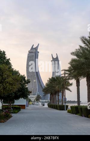 Crescent Tower Lusail situato a Lusail. L'edificio comprende camere d'albergo, appartamenti, uffici, boutique al dettaglio e ristoranti. Foto Stock