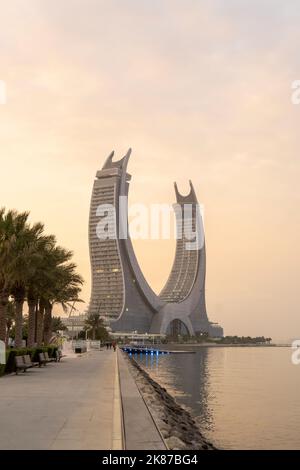 Crescent Tower Lusail situato a Lusail. L'edificio comprende camere d'albergo, appartamenti, uffici, boutique al dettaglio e ristoranti. Foto Stock