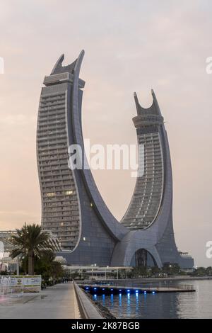 Crescent Tower Lusail situato a Lusail. L'edificio comprende camere d'albergo, appartamenti, uffici, boutique al dettaglio e ristoranti. Foto Stock