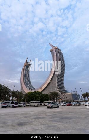 Crescent Tower Lusail situato a Lusail. L'edificio comprende camere d'albergo, appartamenti, uffici, boutique al dettaglio e ristoranti. Foto Stock