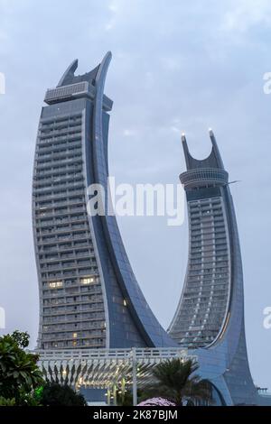 Crescent Tower Lusail situato a Lusail. L'edificio comprende camere d'albergo, appartamenti, uffici, boutique al dettaglio e ristoranti. Foto Stock