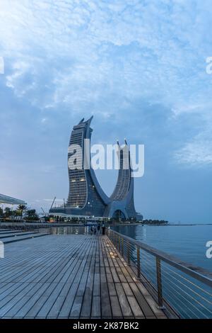 Crescent Tower Lusail situato a Lusail. L'edificio comprende camere d'albergo, appartamenti, uffici, boutique al dettaglio e ristoranti. Foto Stock