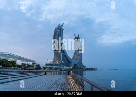 Crescent Tower Lusail situato a Lusail. L'edificio comprende camere d'albergo, appartamenti, uffici, boutique al dettaglio e ristoranti. Foto Stock