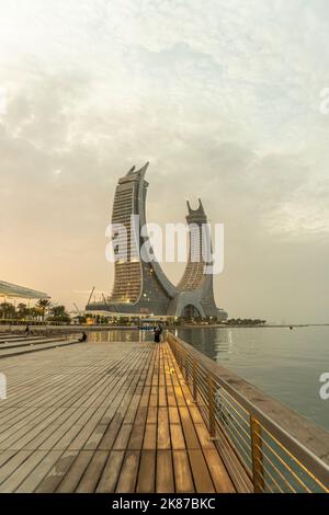 Crescent Tower Lusail situato a Lusail. L'edificio comprende camere d'albergo, appartamenti, uffici, boutique al dettaglio e ristoranti. Foto Stock