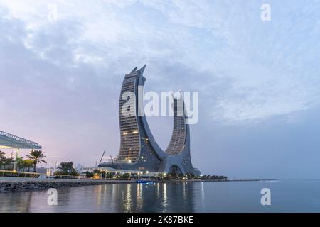 Crescent Tower Lusail situato a Lusail. L'edificio comprende camere d'albergo, appartamenti, uffici, boutique al dettaglio e ristoranti. Foto Stock