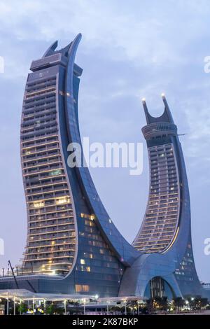 Crescent Tower Lusail situato a Lusail. L'edificio comprende camere d'albergo, appartamenti, uffici, boutique al dettaglio e ristoranti. Foto Stock