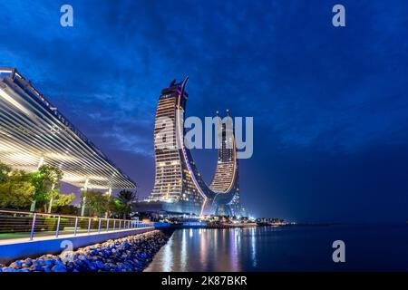 Crescent Tower Lusail situato a Lusail. L'edificio comprende camere d'albergo, appartamenti, uffici, boutique al dettaglio e ristoranti. Foto Stock