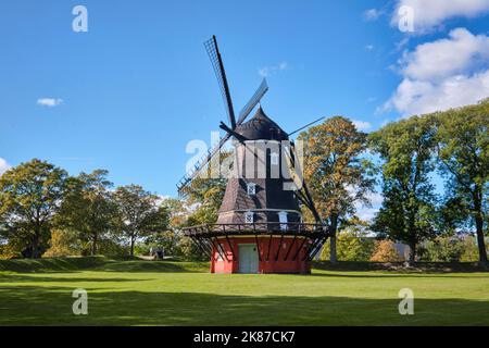 Copenaghen, Danimarca - Settembre 2022: Vista del mulino a vento nella Cittadella di Kastellet Foto Stock
