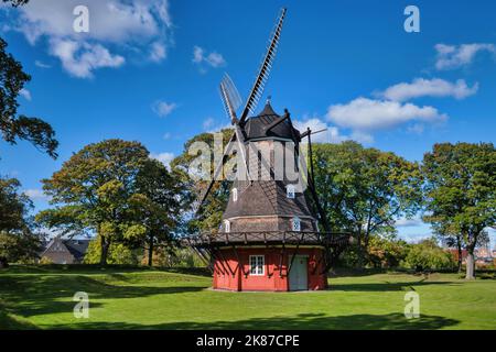 Copenaghen, Danimarca - Settembre 2022: Vista del mulino a vento nella Cittadella di Kastellet Foto Stock
