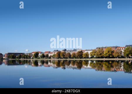 Copenaghen, Danimarca - Settembre 2022: Vista e riflessione delle case lungo il lago Peblinge SO Foto Stock