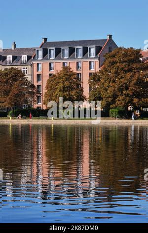 Copenaghen, Danimarca - Settembre 2022: Vista e riflessione delle case lungo il lago Peblinge SO Foto Stock