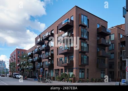 Copenhagen, Danimarca - Settembre 2022: Moderno edificio di appartamenti nel quartiere del porto sul lungomare di Nordhavn Foto Stock