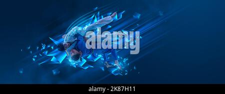 Grafica creativa. Uomini, atleti professionisti di arti marziali allenarsi su sfondo blu scuro con elementi al neon poligonali e fluidi. Foto Stock