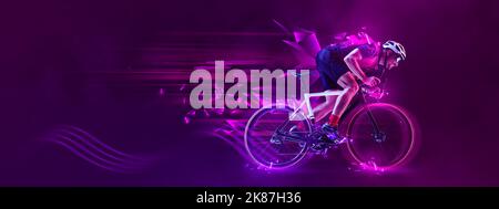 Grafica creativa. Uomo, allenamento professionale di ciclista, equitazione su sfondo viola con elementi al neon poligonali e fluidi. Foto Stock