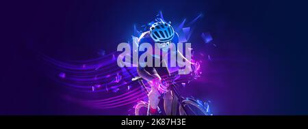 Grafica creativa. Uomo, allenamento di ciclista professionale, equitazione su sfondo blu con elementi al neon poligonali e fluidi. Foto Stock