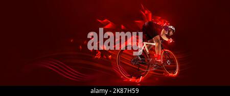 Grafica creativa. Uomo, allenamento di ciclista professionale, equitazione su sfondo rosso con elementi al neon poligonali e fluidi. Foto Stock