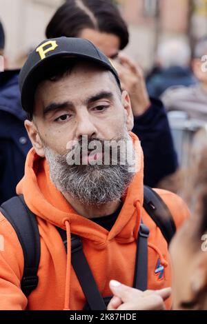 Parigi, Francia. 16th Ott 2022. Jerome Rodrigues partecipa alla manifestazione per salari più alti, pensioni, minimi sociali a Parigi, Francia. Foto Stock