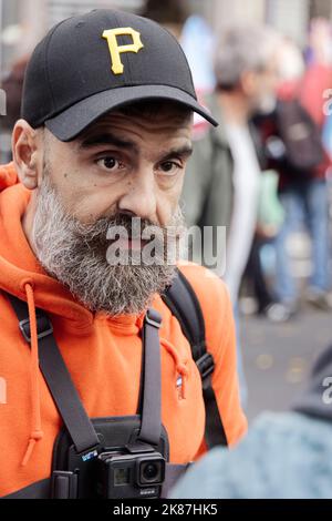 Parigi, Francia. 16th Ott 2022. Jerome Rodrigues partecipa alla manifestazione per salari più alti, pensioni, minimi sociali a Parigi, Francia. Foto Stock