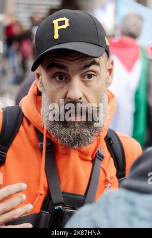 Parigi, Francia. 16th Ott 2022. Jerome Rodrigues partecipa alla manifestazione per salari più alti, pensioni, minimi sociali a Parigi, Francia. Foto Stock