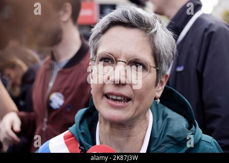 Parigi, Francia. 16th Ott 2022. Sandrine Rousseau partecipa alla manifestazione per salari più alti, pensioni, minimi sociali a Parigi, Francia. Foto Stock