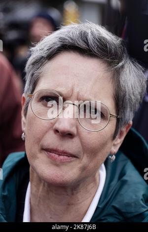 Parigi, Francia. 16th Ott 2022. Sandrine Rousseau partecipa alla manifestazione per salari più alti, pensioni, minimi sociali a Parigi, Francia. Foto Stock