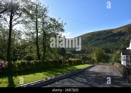 Breve corsia accanto a un cottage nella campagna di Ennerdale. Foto Stock