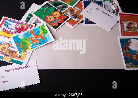 busta sul tavolo con una cartolina e timbri Foto Stock