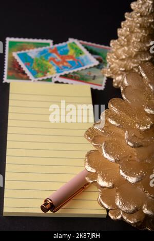 busta sul tavolo con una cartolina e timbri Foto Stock