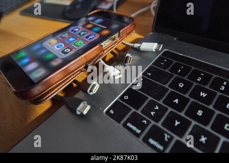 Schermo di un iphone 13 Plus con molte notifiche di messaggi di social media ricevuti e il nuovo cavo standard UE USB-C da 2024 il 21 ottobre 2022 a Marktoberdorf, Germania. Accordo UE sulla presa di ricarica unificata USB-C per smartphone, computer portatili e fotocamere digitali, tablet, fotocamere, cuffie e altoparlanti portatili, cavo di ricarica singolo, porte di ricarica unificate per dispositivi elettronici. © Peter Schatz / Alamy Live News Foto Stock