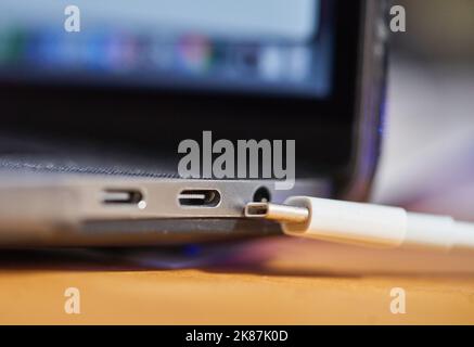 Il nuovo cavo USB-C standard UE da 2024 il 21 ottobre 2022 a Marktoberdorf, Germania. Accordo UE sulla presa di ricarica unificata USB-C per smartphone, computer portatili e fotocamere digitali, tablet, fotocamere, cuffie e altoparlanti portatili, cavo di ricarica singolo, porte di ricarica unificate per dispositivi elettronici. © Peter Schatz / Alamy Live News Foto Stock