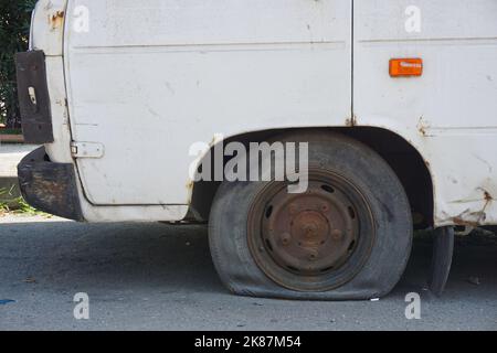 parte del vecchio furgone arrugginito e pneumatico forato Foto Stock