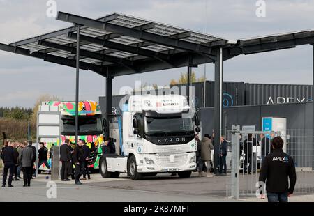 Laage, Germania. 21st Ott 2022. All'apertura della prima stazione di rifornimento di idrogeno per veicoli pesanti nel Meclemburgo-Pomerania anteriore, due camion a idrogeno vengono rialimentati uno dopo l'altro. La stazione di servizio nei locali dell'APEX è aperta 24 ore su 24 e consente, tra l'altro, alle aziende di trasporto o di logistica di rifornire i propri veicoli presso una stazione di servizio pubblica. Credit: Bernd Wüstneck/dpa/Alamy Live News Foto Stock