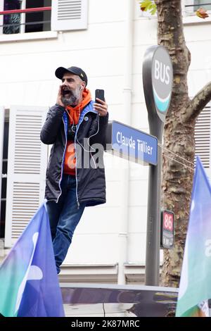Parigi, Francia. 16th Ott 2022. Jerome Rodrigues partecipa alla manifestazione per salari più alti, pensioni, minimi sociali a Parigi, Francia. Foto Stock
