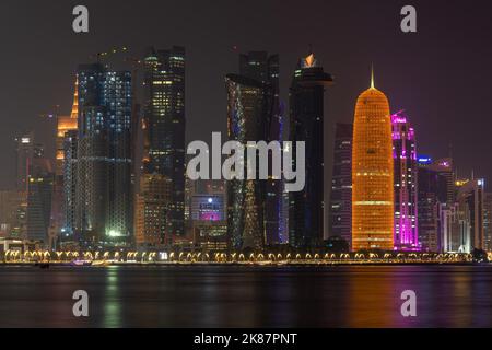 Lo skyline panoramico della città di Doha. Doha edifici e punto di riferimento Foto Stock