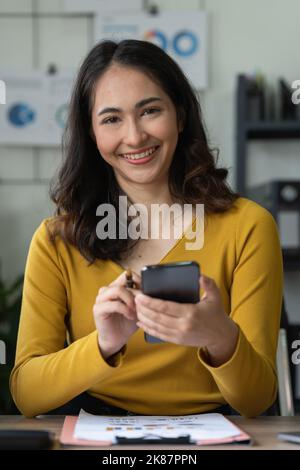 Una donna d'affari completa KYC utilizzando un programma di online banking per aprire un conto di risparmio digitale. La definizione di sicurezza informatica Foto Stock