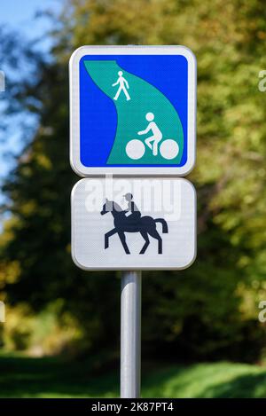 Cartello di percorso condiviso (riservato a escursionisti, ciclisti e motociclisti) affisso su una Greenway francese, riservato per uso ricreativo o per la protezione dell'ambiente. Foto Stock