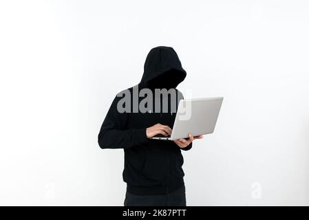 Uomo in piedi con notebook che presenta la sicurezza informatica. Uomo d'affari che pensa profondamente per la difesa di tecnologia dell'informazione. Guy Brain Storming brillante Foto Stock