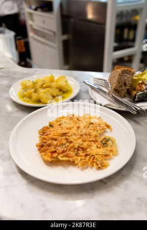 Tortillitas de Camarones, frittelle di gamberetti spagnoli al Restaurante El Faro de Cádiz, Cadice, Andalusia, Spagna Foto Stock