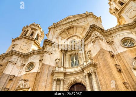 Di fronte alla Cattedrale di Cadice in stile barocco e neoclassico (Catedral de Cádiz, Catedral de Santa Cruz de Cádiz), Cadice, Andalusia, Spagna Foto Stock